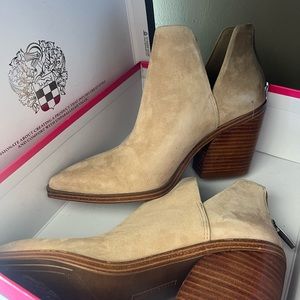 Vince Camunto booties